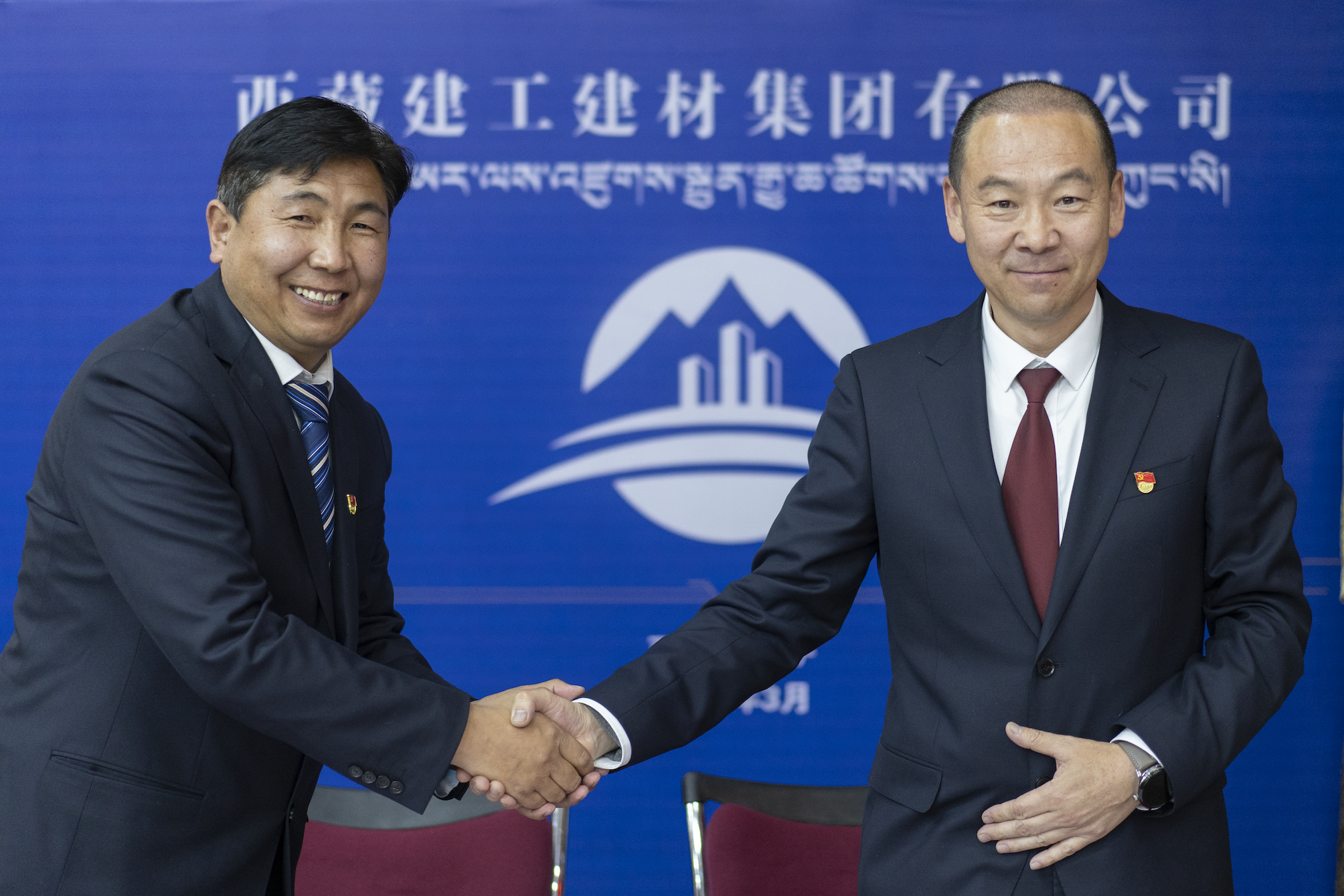 246381524435639276023999091 庄书记和拉主席的副本.png