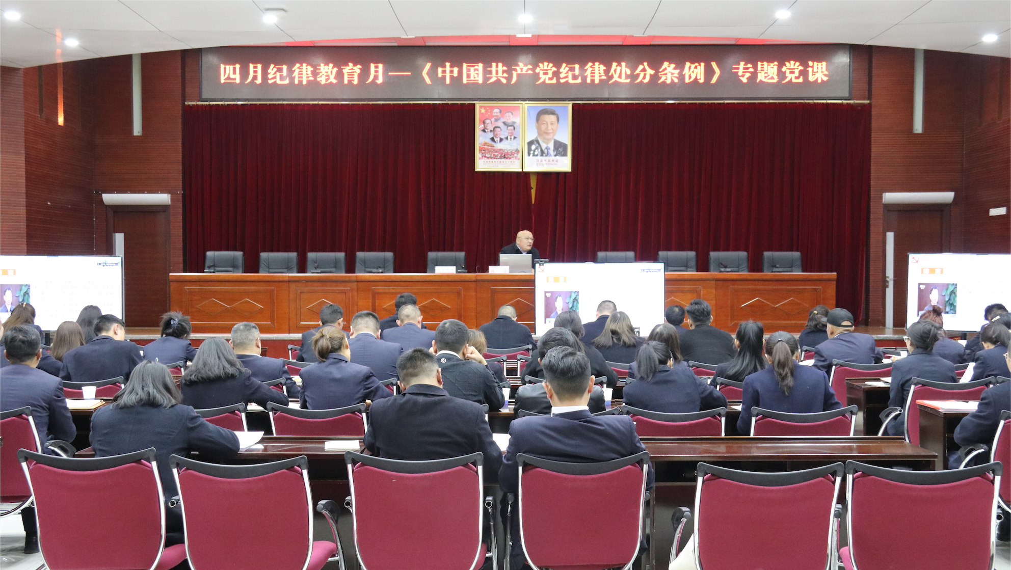 186384907381647294163430068 会议照片.png