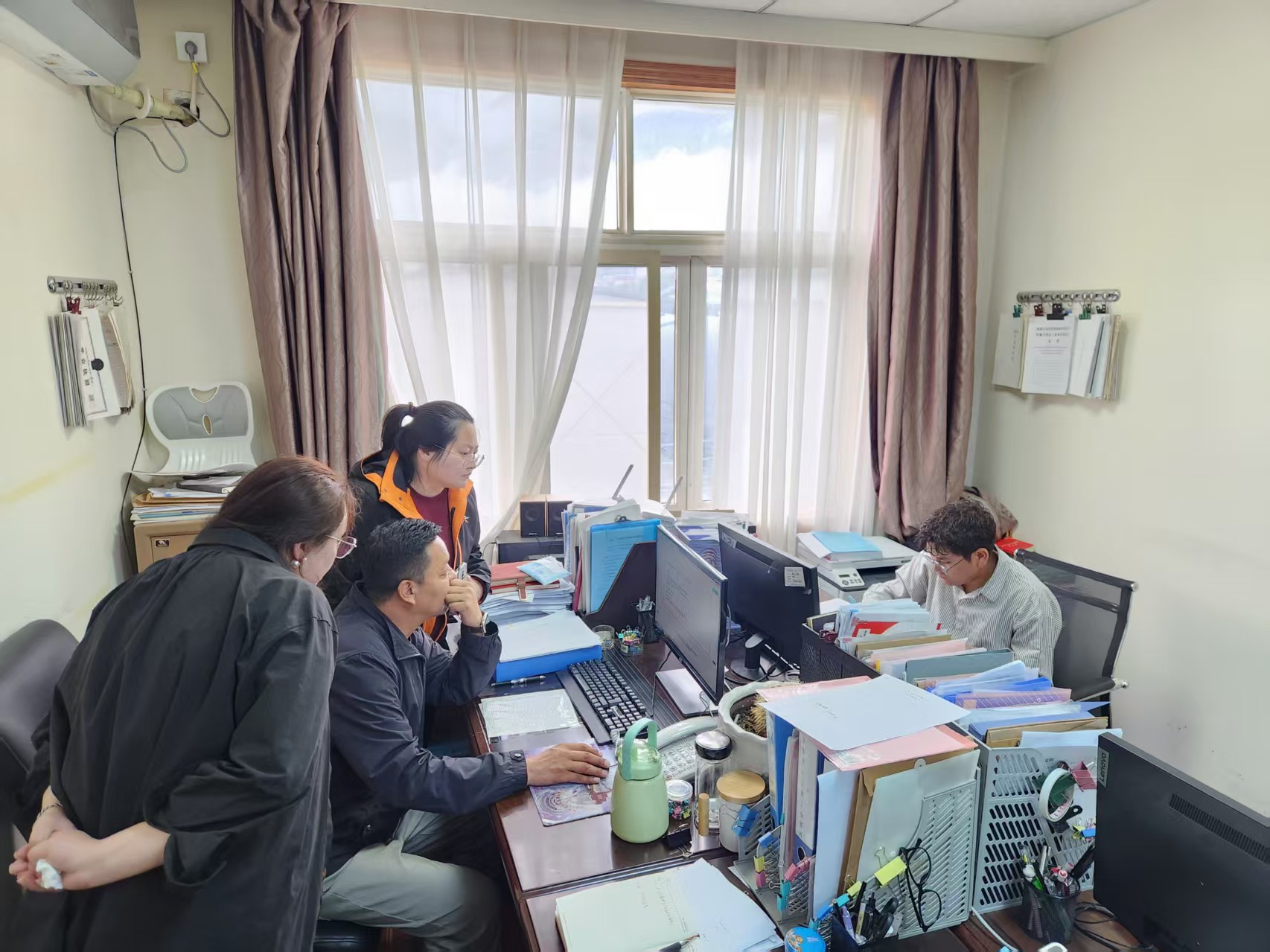 166389365571024983254898102 会议照片1.jpg